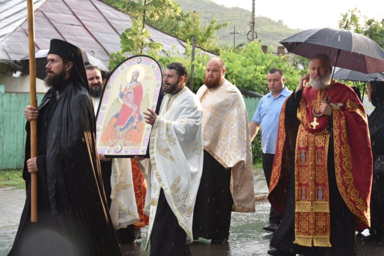 Procesiune impresionantă cu moaștele Sfintei Mari Mucenițe Chiriachi
