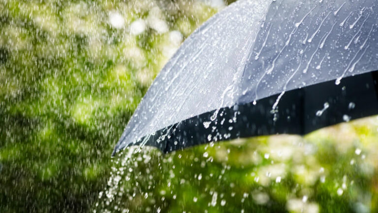 ​HARTĂ Aproape jumătate din județele țării, sub cod portocaliu de furtuni / Noi avertizări meteo