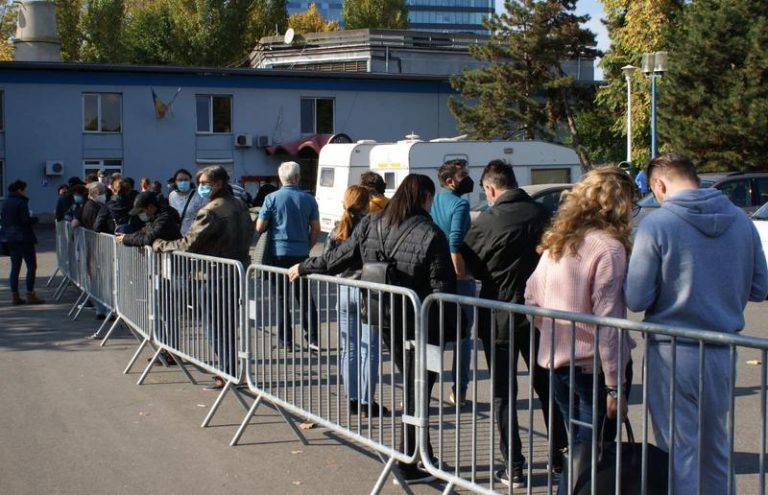Incursiune în lumea românilor care se vaccinează în al 12-lea ceas: „Am făcut vaccinul, dar regret, pentru că vom muri”
