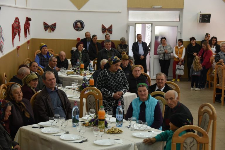 16 familii din Roșiești, care au sărbătorit Nunta de Aur, premiate de primărie