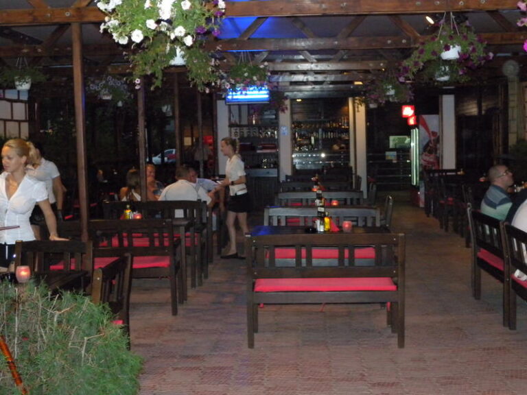Arafat, întrebat dacă este normal ca în restaurante cu angajaţi nevaccinaţi clienţilor să li se ceară certificatele verzi: Nu, nu este normal
