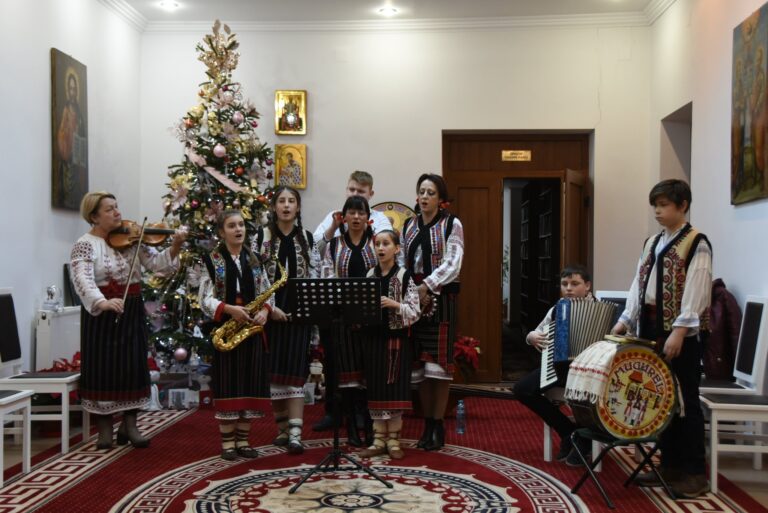 Grupul folcloric Mugurel l-a colindat pe PS Ignatie
