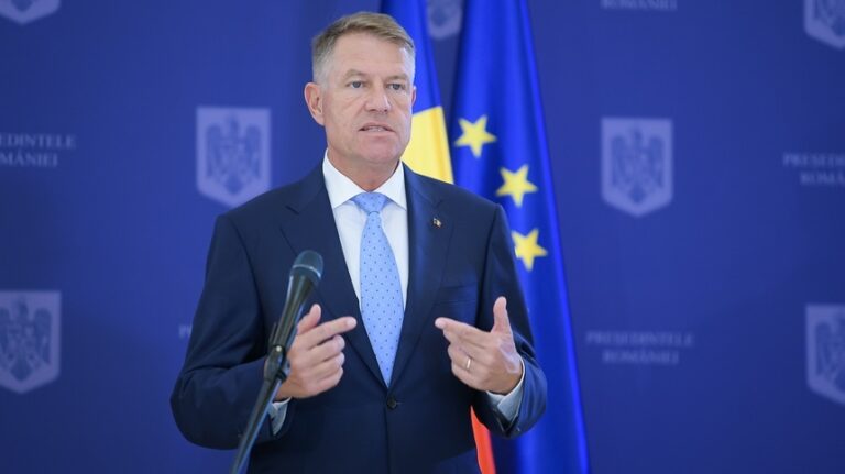 Iohannis, mesaj de Anul Nou: Vă mulţumesc pentru sacrificiile făcute, pentru responsabilitatea şi simţul civic deosebit de care aţi dat dovadă şi în acest an dificil! Trebuie să ieşim mai puternici şi mai uniţi din această criză sanitară teribilă – VIDEO