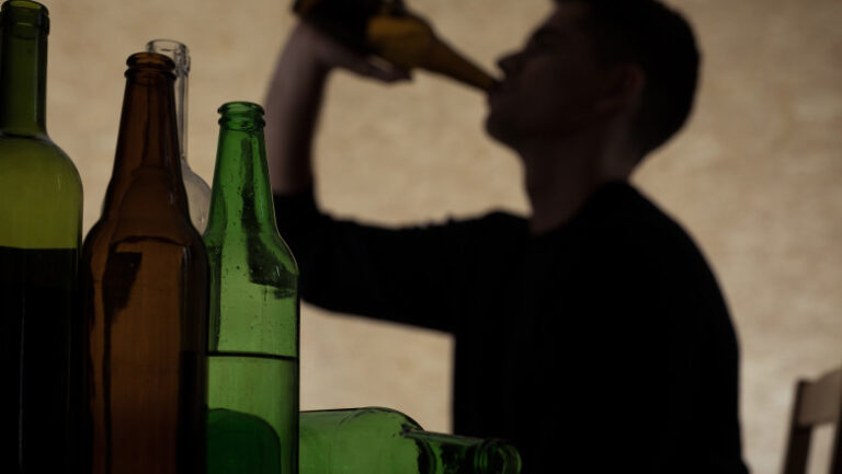 Românii consumă mult alcool, fumează în exces și nu fac sport (studiu)