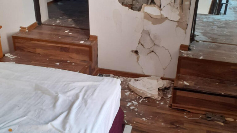 Tinerii care au devastat o pensiune închiriată de Revelion și-au făcut poze și le-au postat pe rețele sociale