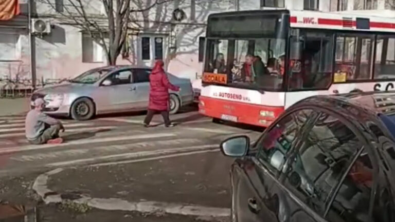 [VIDEO]  Un vasluian beat aflat în carantină a mers la păcănele, apoi a blocat traficul de supărare că a pierdut și a bătut un instructor auto