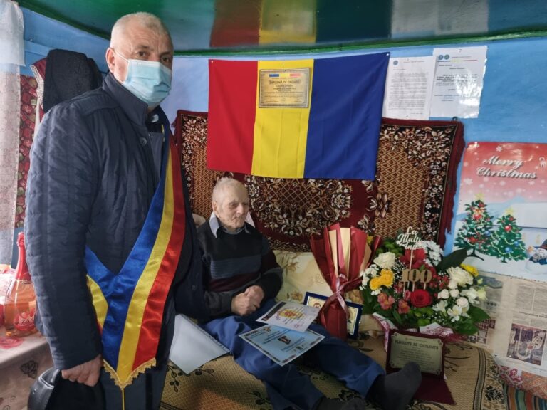 Veteran de război sărbătorit la împlinirea vârstei de 100 de ani