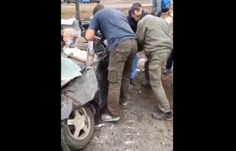 Momentul în care un tanc trece peste o mașină din Ucraina