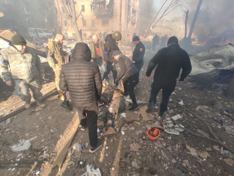 FOTO Bombardamente într-un cartier din Kiev: Un mort și 4 răniți