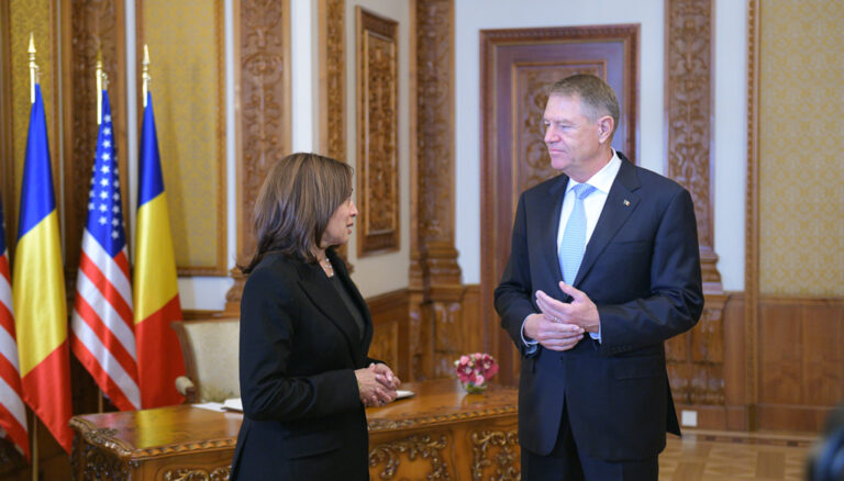 Kamala Harris a ajuns vineri, 11 martie, în România pentru a discuta cu președintele Iohannis