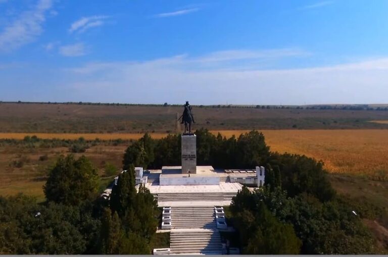 Accesul restricționat turiștilor la Ansamblul monumental Podul Înalt de la Băcăoani