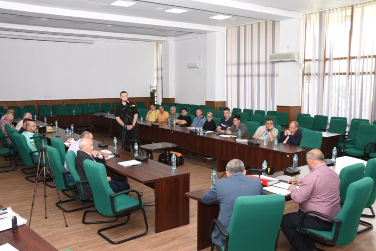 Dezbatere publică pe tema atribuirii serviciului public de transport județean persoane