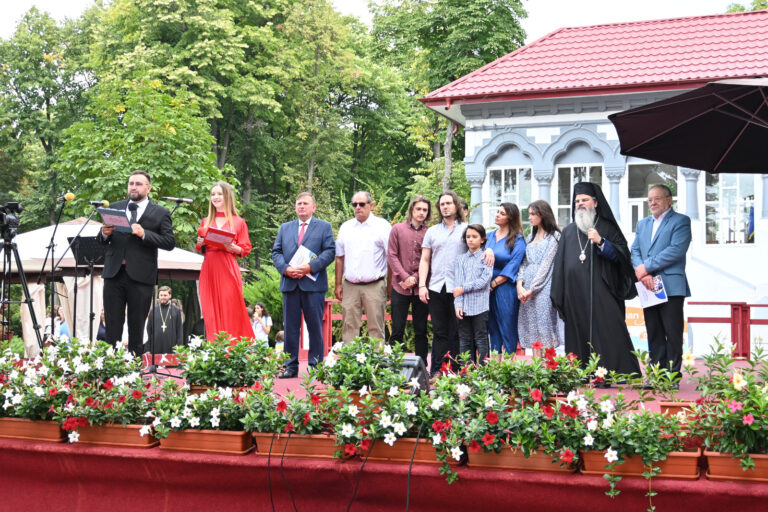 Tinerii ortodocși din Vaslui și-au dat întâlnire în parcul Copou