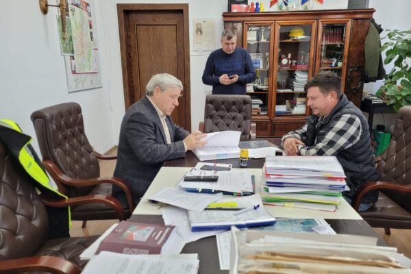 Dumitru Boroș și reprezentantul firmelor de construcții care vor executa lucrările la Centrul de zi pentru persoane vârstnice au semnat contractul!