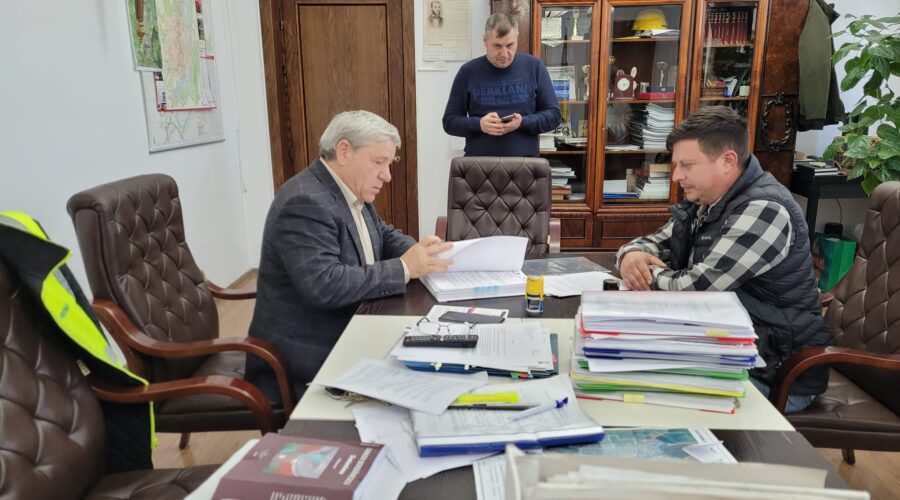 Primarul Dumitru Boroș și reprezentantul firmelor de construcții care vor executa lucrările la Centrul de zi pentru persoane vârstnice au semnat contractul