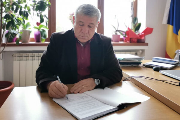 Primarul Dumitru Boroș a semnat contractul de finanțare privind achiziționarea autobuzelor electrice pentru ruta Bârlad-Zorleni