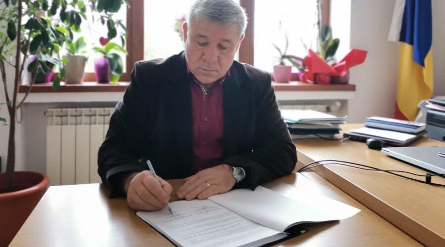 Primarul Dumitru Boroș a semnat contractul de finanțare privind achiziționarea autobuzelor electrice pentru ruta Bârlad-Zorleni