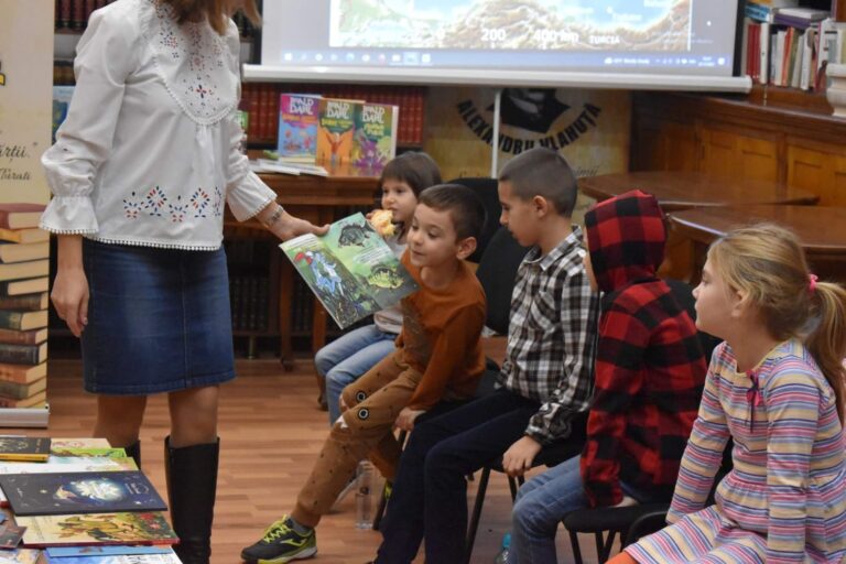 Clubul de lectură "Prietenii cărților", desfășurat la Biblioteca Municipală "Stroe S. Belloescu" Bârlad, reunește săptămânal cei mai activi și pasionați cititori și voluntari