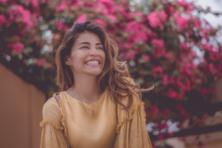 Cu un zambet larg si inima impacata, asa iesi de pe usa clinicii stomatologice dupa tratamentul cu implant dentar