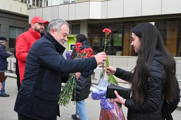 De 8 martie, Dumitru Buzatu a oferit flori și ciocolată vasluiencelor