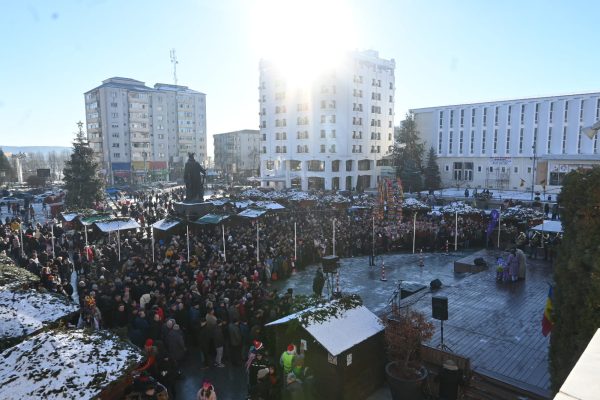 Mii de vasluieni prezenți la Festivalul de Datini și Obiceiuri de iarnă de la Vaslui