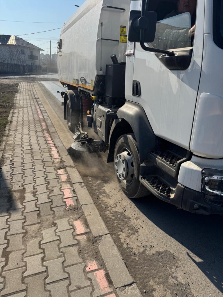 Vaslui face pași spre curățenie modernă: au început testele pentru măturatul mecanizat