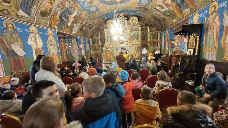 Copiii de la Grădinița și Școala Primară din Muntenii de Jos, împărtășiți la Biserica Parohiei Muntenii de Jos I