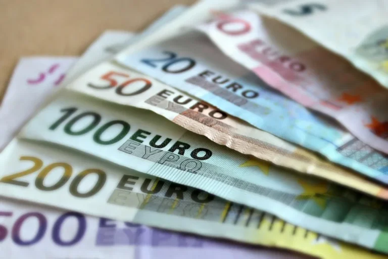 Leul, în picaj istoric: Euro atinge pragul psihologic de 5,0991 lei, iar dolarul crește la 4,4898 lei