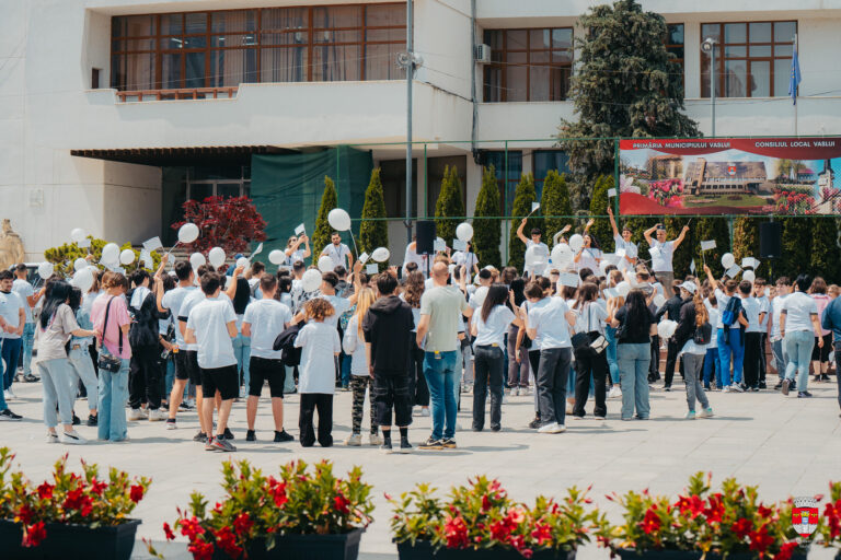 Marș pentru demnitate și siguranță: peste 250 de elevi au protestat împotriva violenței asupra copilului în Vaslui