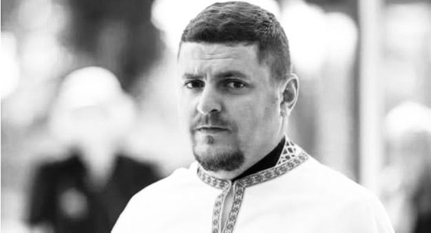Mii de oameni l-au condus pe ultimul drum pe părintele Ioan Mihai Măriuță, duhovnicul de 35 de ani care a murit fulgerător