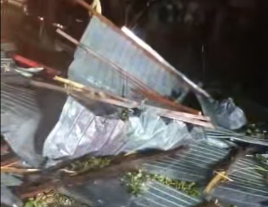 Elemente de construcție desprinse de pe un acoperiș