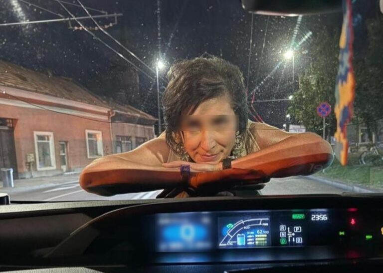 o femeie s-a urcat pe capota unei mașini