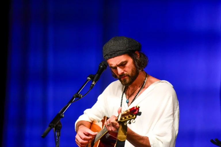 Muzică și energie la FestivalYA: Mihail a cucerit publicul de la Vaslui