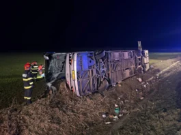 Autocar răsturnat în Tutova