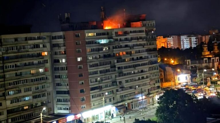 VIDEO | Dronă rusească prăbușită pe un bloc din Galați. Explozie violentă, incendiu și zeci de persoane evacuate în miez de noapte