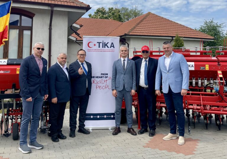 Echipamente agricole moderne pentru fermierii din Fălciu