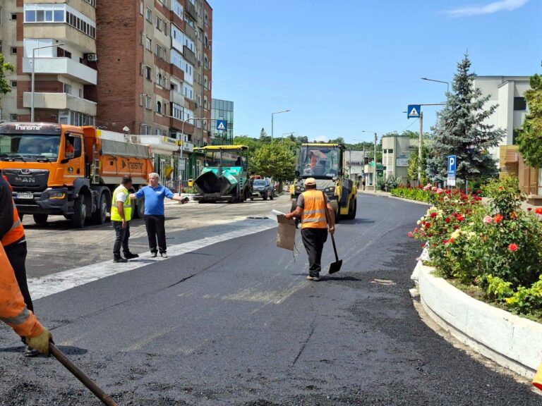 Lucrările de asfaltare pe strada 1 Decembrie din Bârlad se apropie de final. Primăria anunță că întregul covor asfaltic va fi turnat până luni