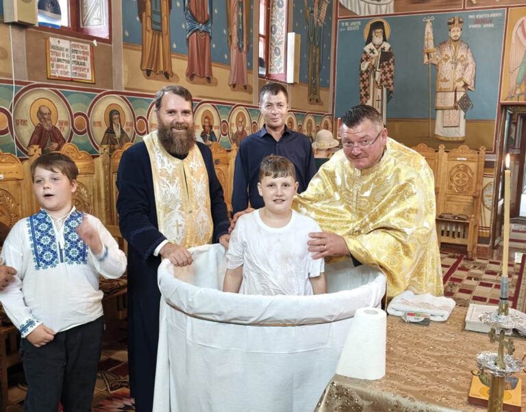 Un copil din Germania a fost botezat în Biserica Ortodoxă, la Docăneasa. Și-a ales singur numele de Andrei