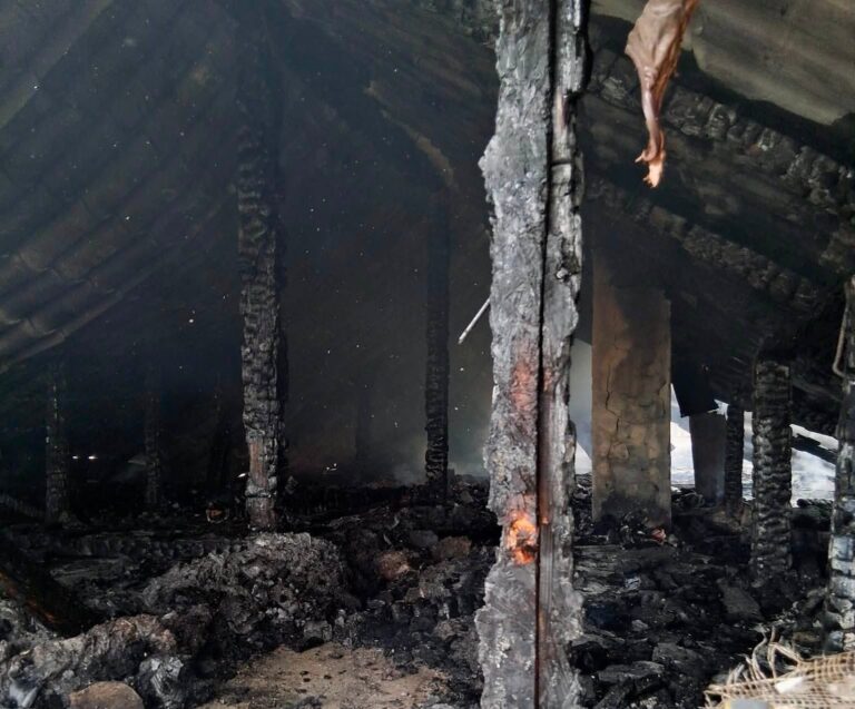 Incendiu la o locuință din Dodești. Acoperișul casei a fost cuprins de flăcări pe 140 de metri pătrați