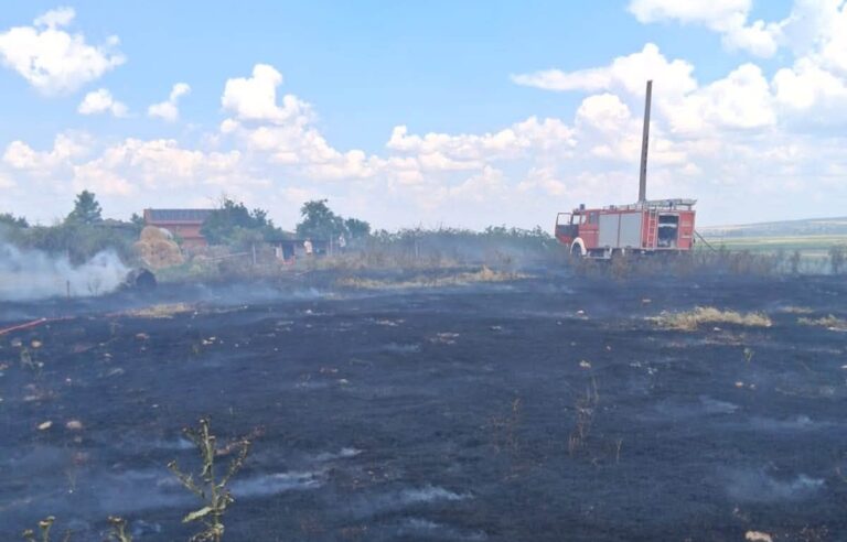 Incendiu de vegetație la Vetrișoaia. Cinci hectare au ars, iar pompierii au împiedicat extinderea flăcărilor