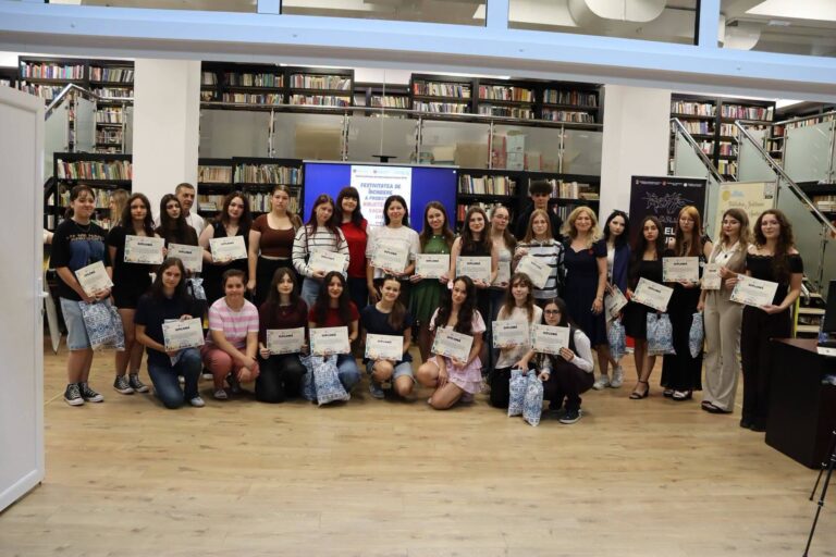 Voluntarii de la Liceul „Emil Racoviță” Vaslui, protagoniștii proiectului „Biblioteca de vacanță”