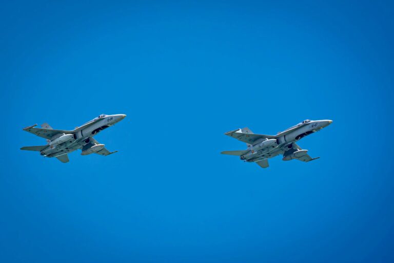 Dronă doborâtă de un F-18 spaniol după ce a pătruns în spațiul aerian al României. Resturile ar fi căzut în județul Galați