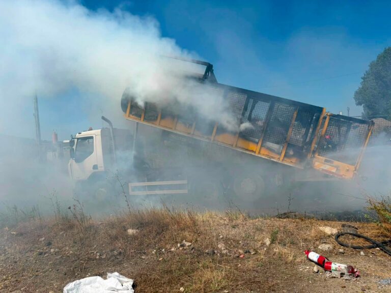 Incendiu la Stația de reciclare din Vaslui. Un camion încărcat cu deșeuri de carton a luat foc de la o țigară aprinsă
