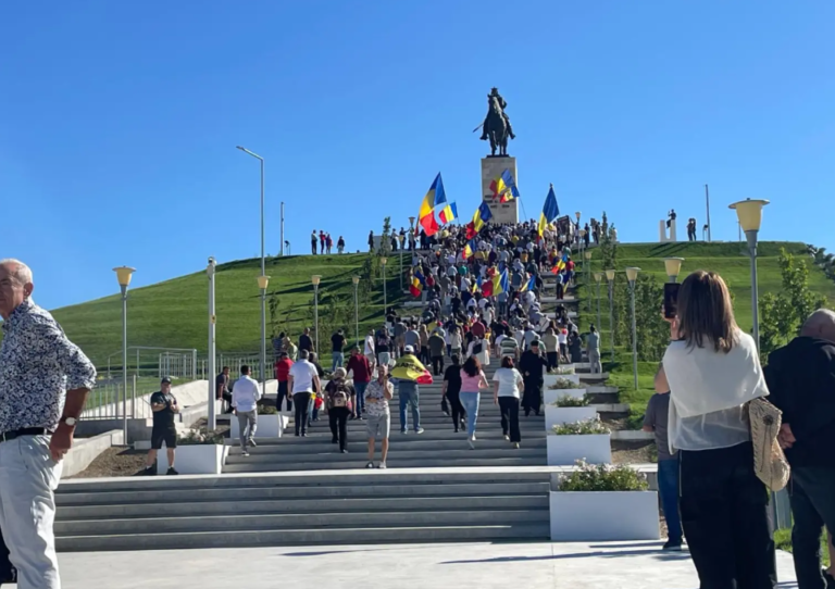 Călin Georgescu, huiduit la Podul Înalt, în timpul vizitei în Vaslui. Pensionar de 76 de ani: „Să plece cu circul și maimuțăreala” – VIDEO