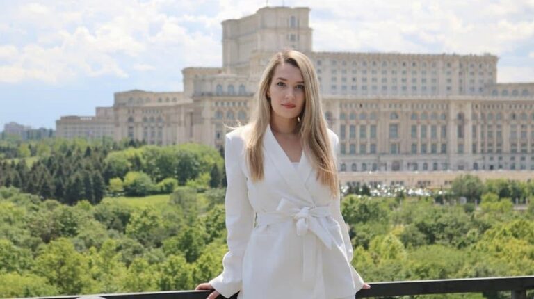 O tânără din Vaslui, numită judecător în București. Roxana-Ștefania Pais, de la LMK la magistratură