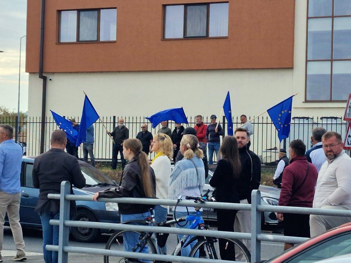 steaguri ale Uniunii Europene fluturate la vizita lui Călin Georgescu din Oradea